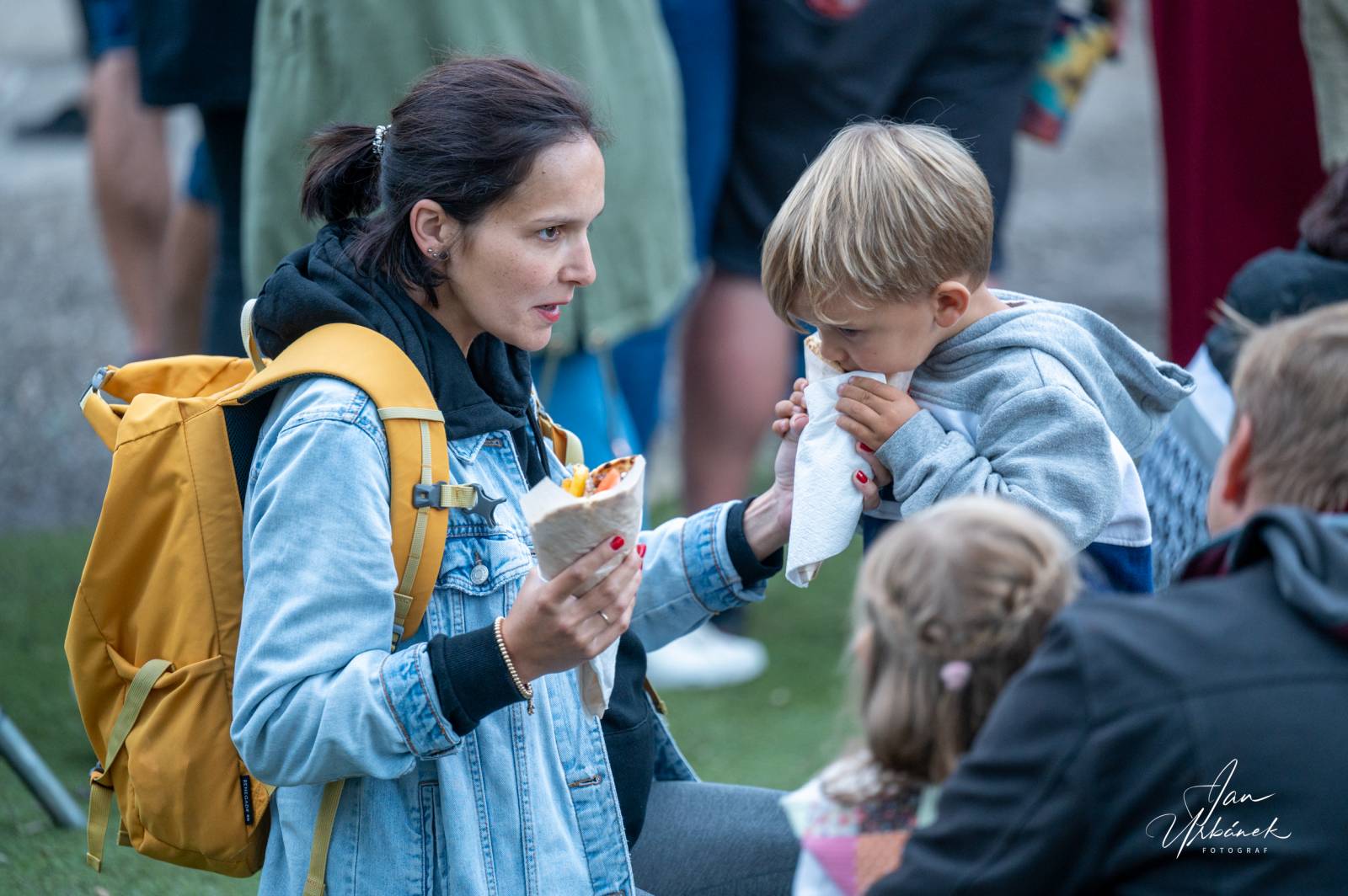 Poletíme? křtili LP Best of do gramofonu, kmotři desku rozsekali sekyrou