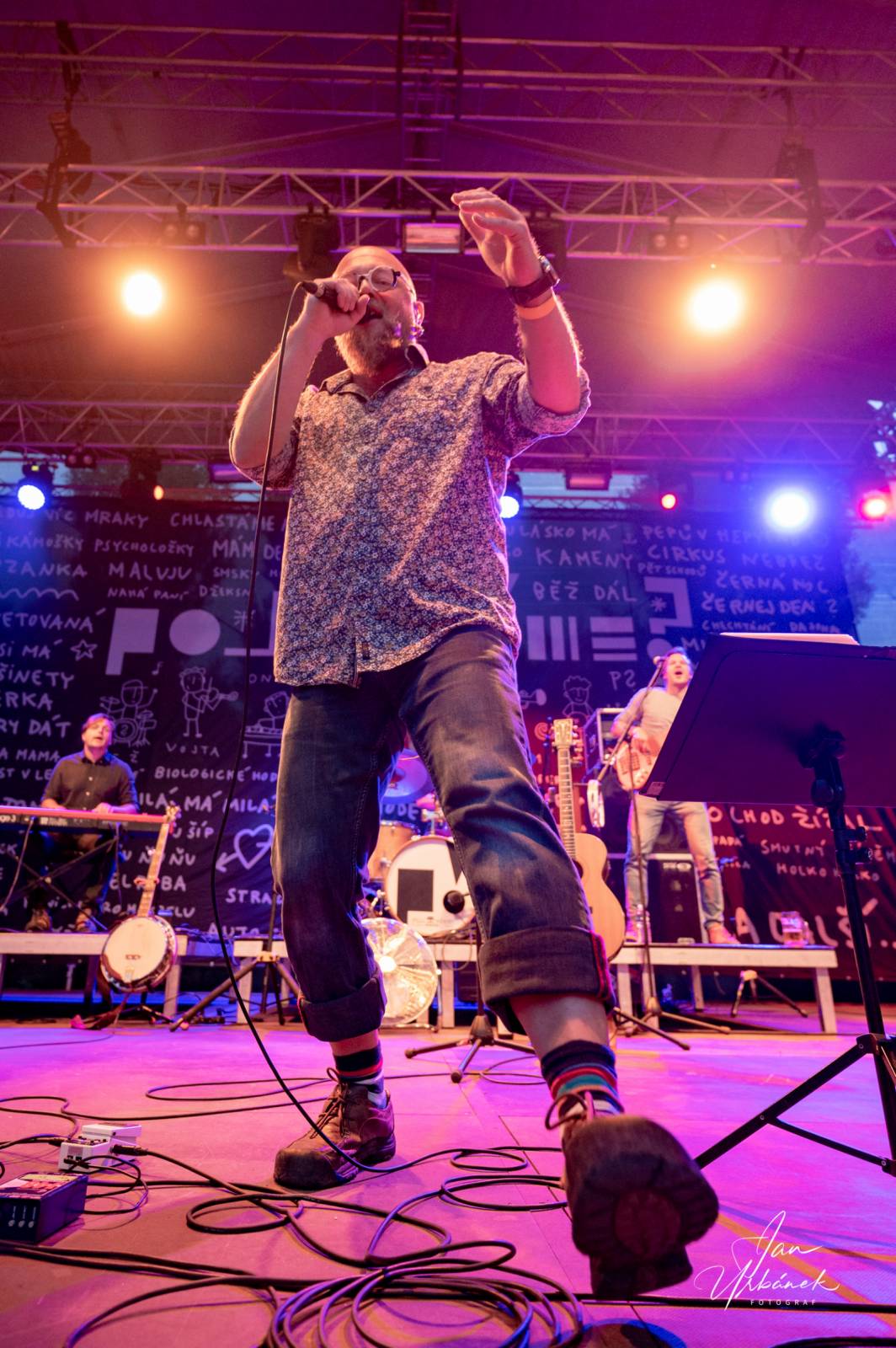 Poletíme? křtili LP Best of do gramofonu, kmotři desku rozsekali sekyrou