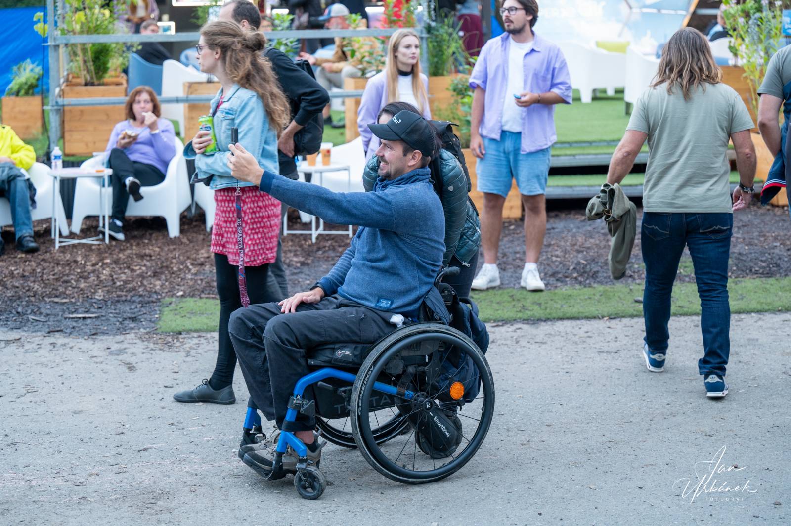 Poletíme? křtili LP Best of do gramofonu, kmotři desku rozsekali sekyrou