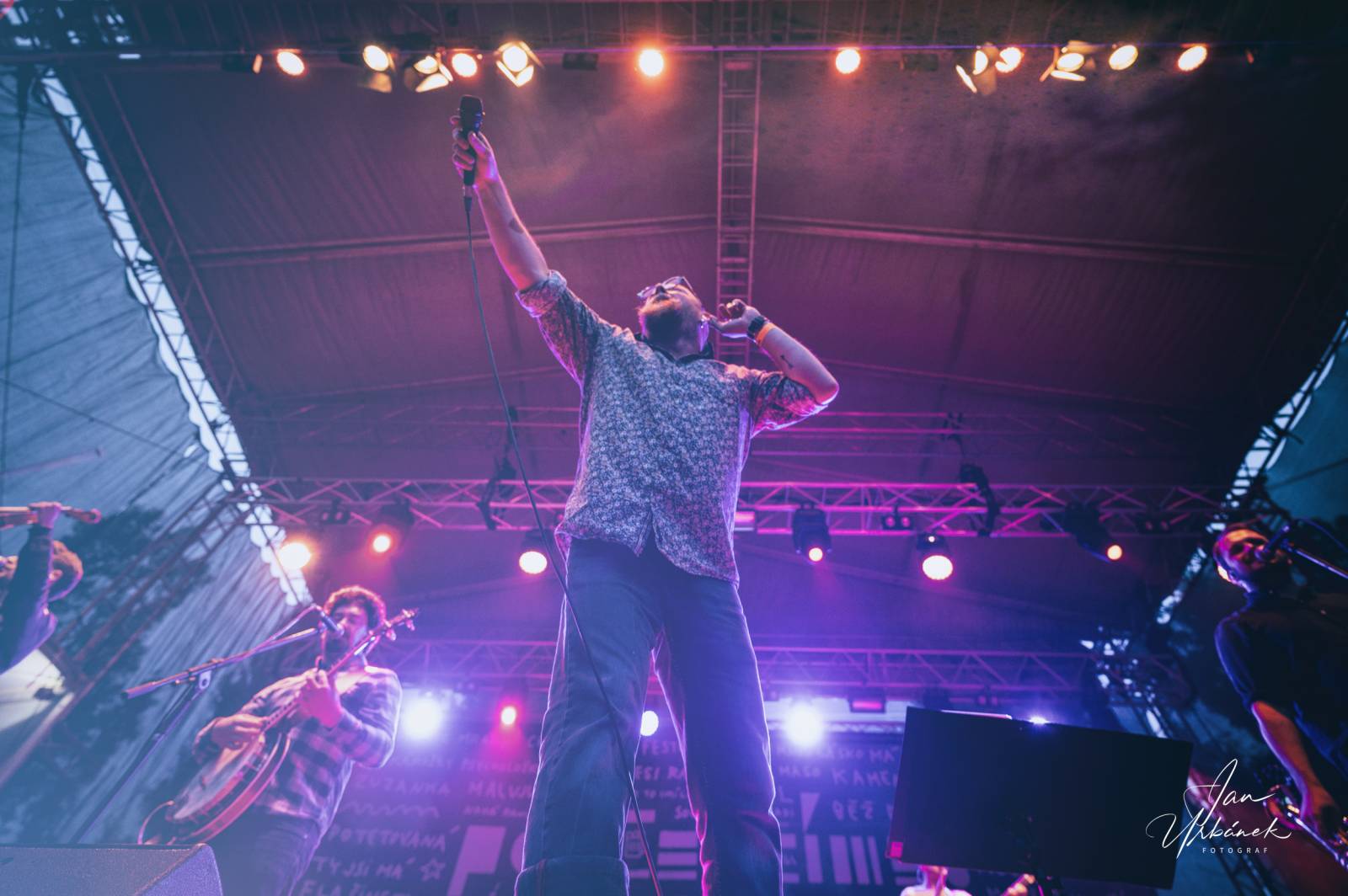 Poletíme? křtili LP Best of do gramofonu, kmotři desku rozsekali sekyrou