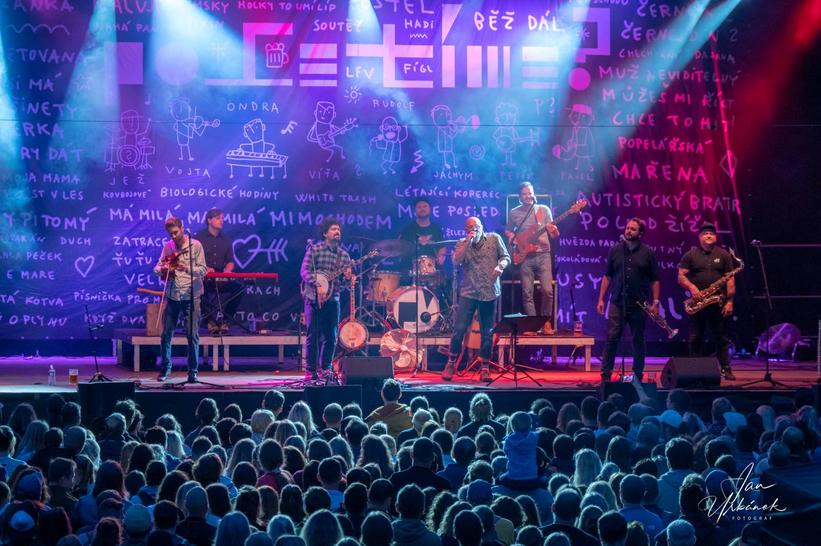 Poletíme? křtili LP Best of do gramofonu, kmotři desku rozsekali sekyrou