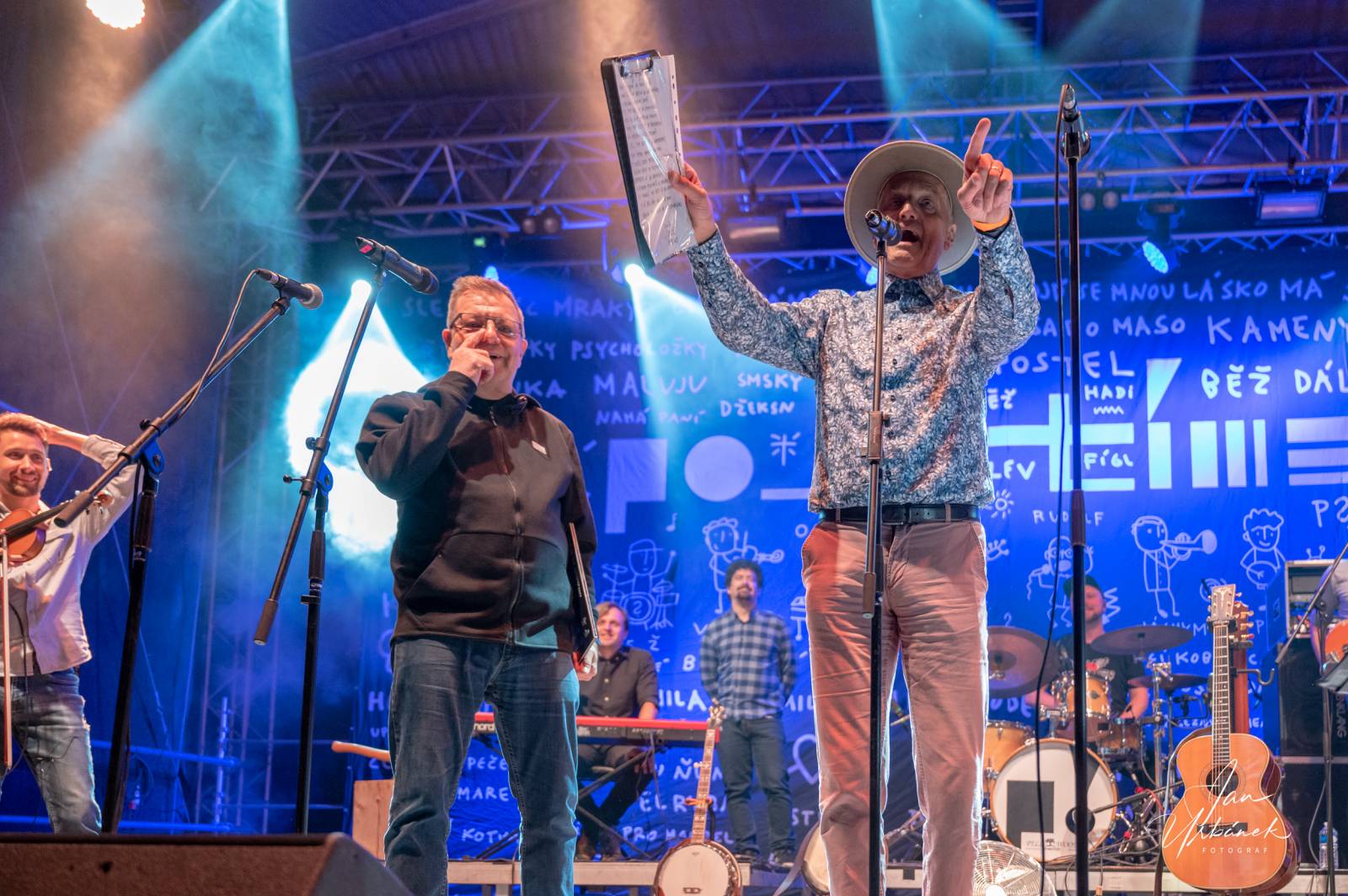 Poletíme? křtili LP Best of do gramofonu, kmotři desku rozsekali sekyrou