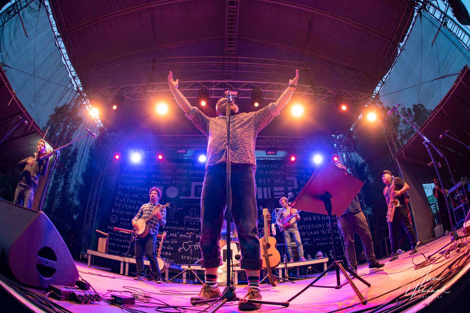 Poletíme? křtili LP Best of do gramofonu, kmotři desku rozsekali sekyrou