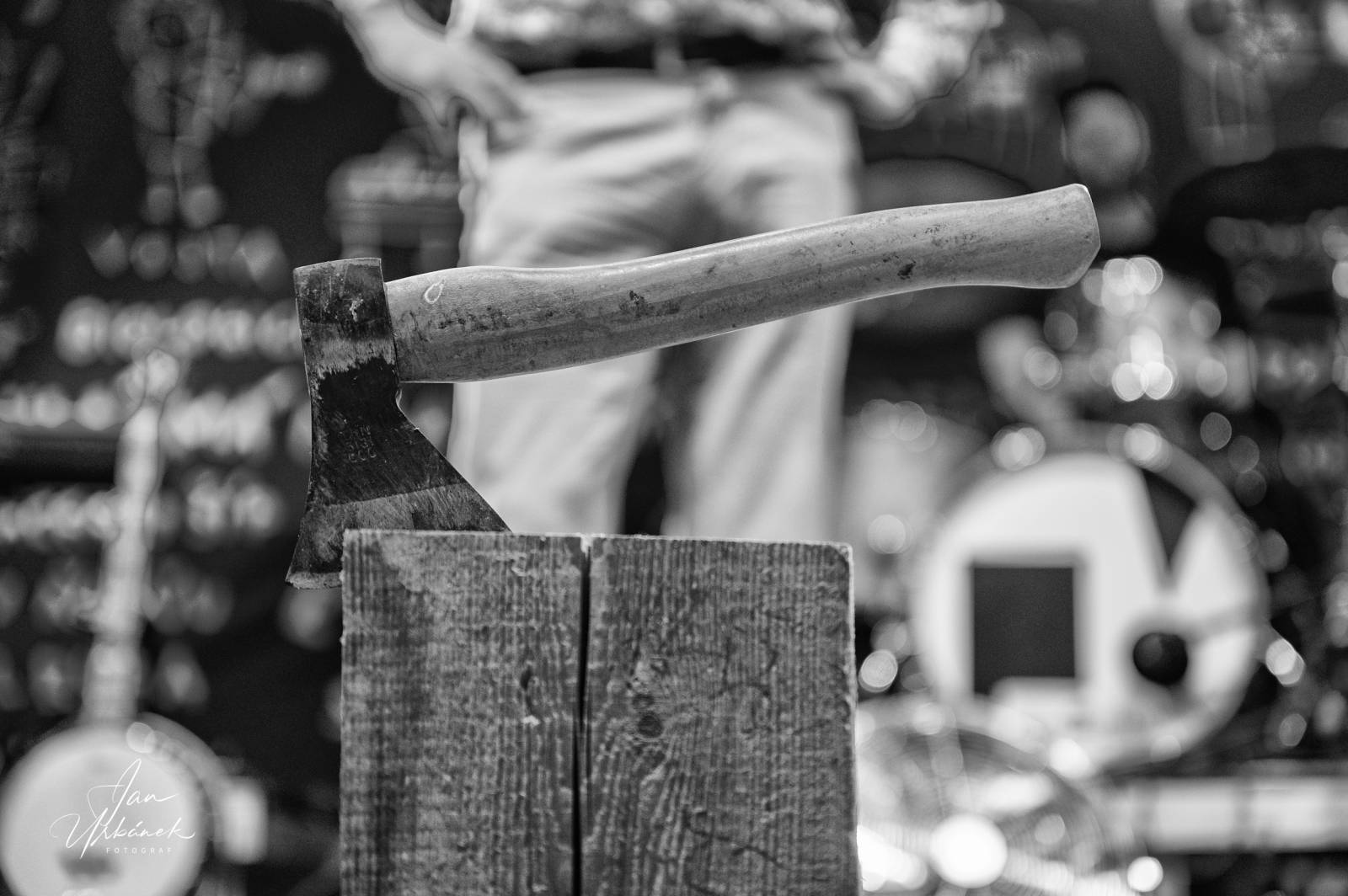 Poletíme? křtili LP Best of do gramofonu, kmotři desku rozsekali sekyrou