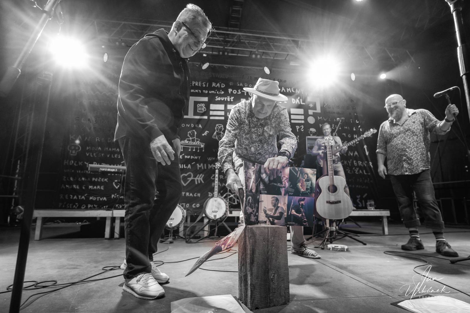 Poletíme? křtili LP Best of do gramofonu, kmotři desku rozsekali sekyrou