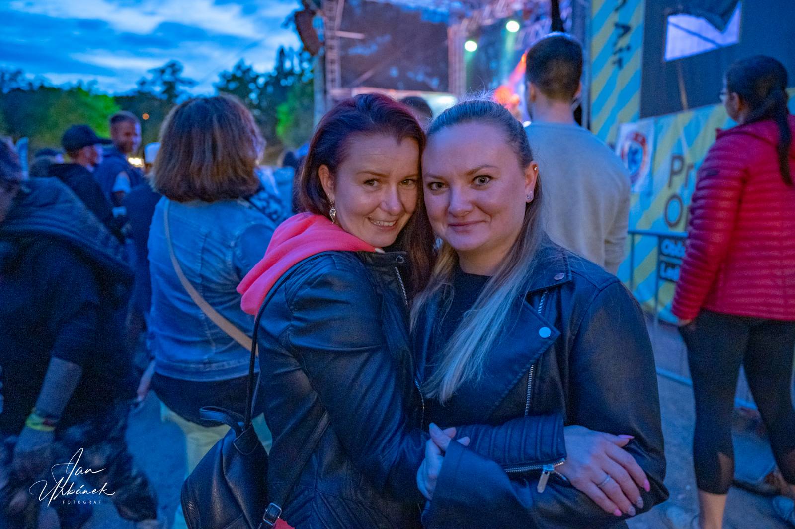 Poletíme? křtili LP Best of do gramofonu, kmotři desku rozsekali sekyrou