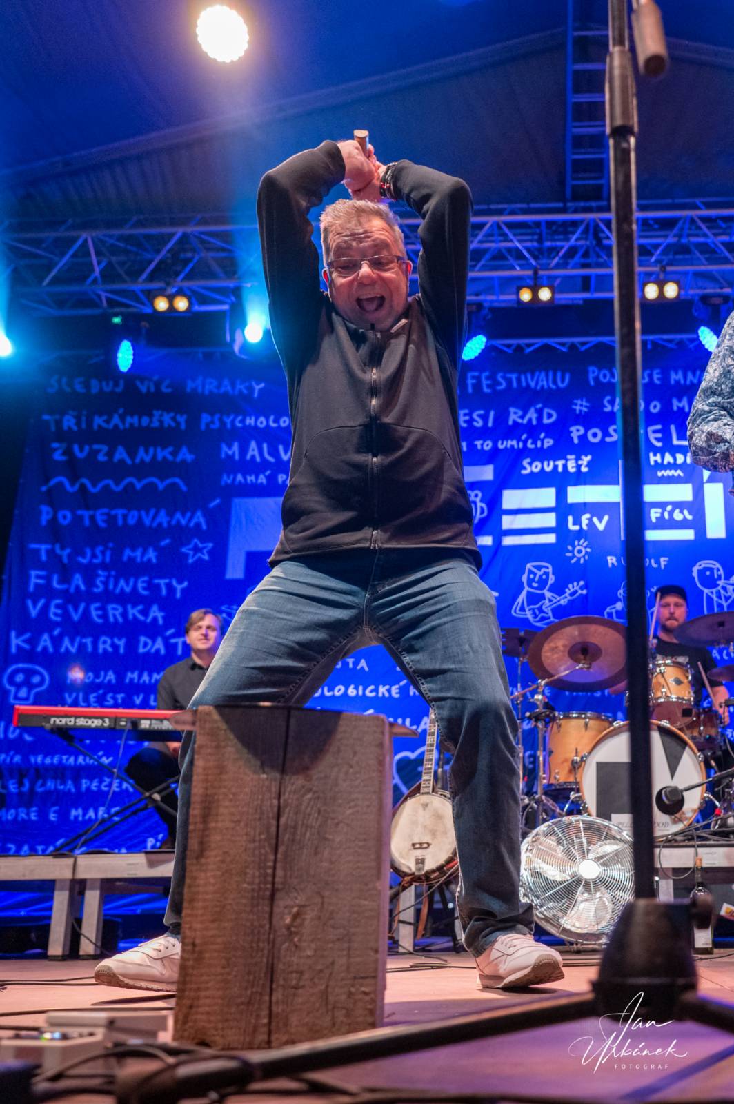 Poletíme? křtili LP Best of do gramofonu, kmotři desku rozsekali sekyrou