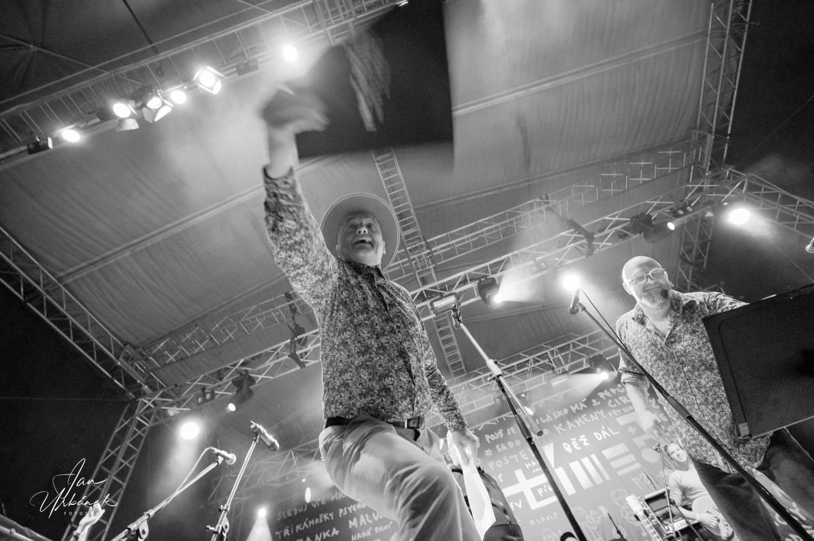 Poletíme? křtili LP Best of do gramofonu, kmotři desku rozsekali sekyrou