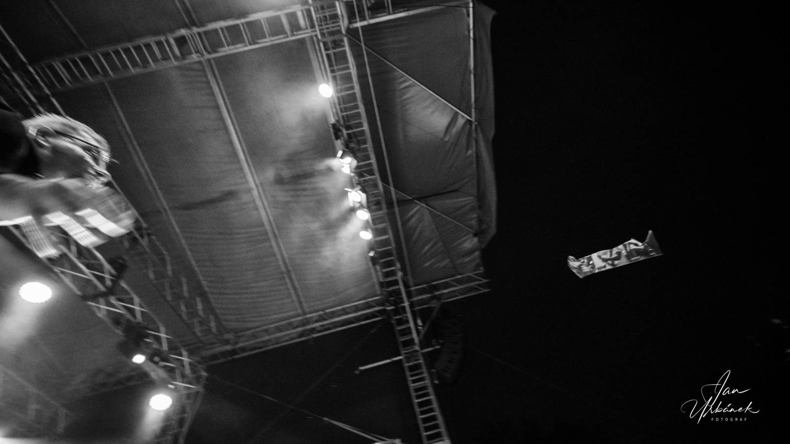 Poletíme? křtili LP Best of do gramofonu, kmotři desku rozsekali sekyrou