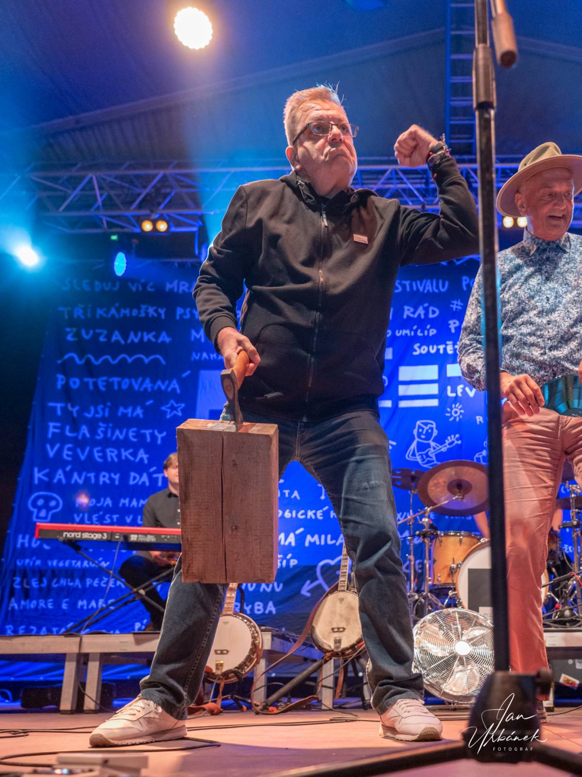 Poletíme? křtili LP Best of do gramofonu, kmotři desku rozsekali sekyrou