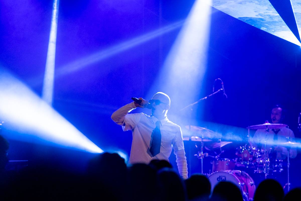 7krát3 rozjařil fanoušky na Občanské plovárně, doprovodil ho Orion