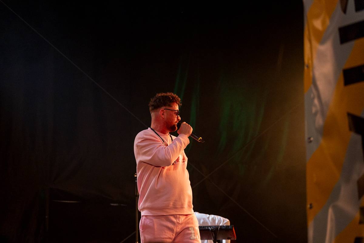 7krát3 rozjařil fanoušky na Občanské plovárně, doprovodil ho Orion