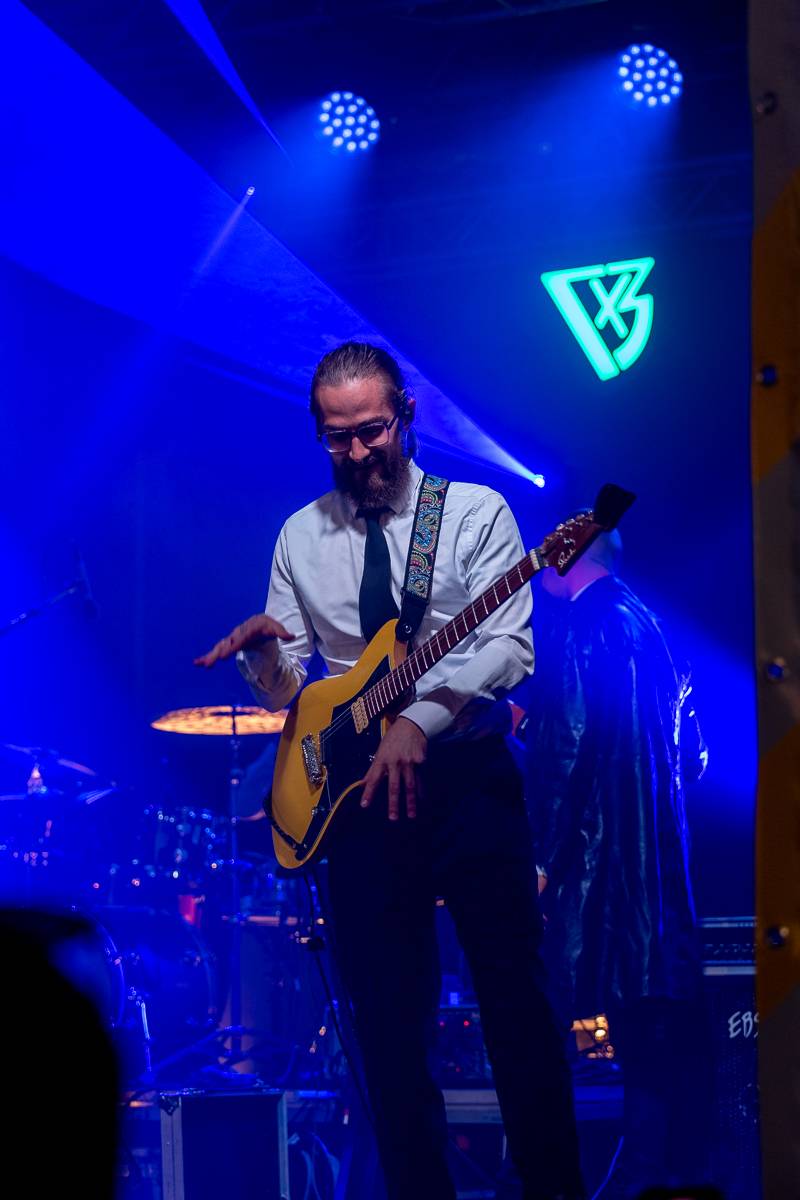 7krát3 rozjařil fanoušky na Občanské plovárně, doprovodil ho Orion