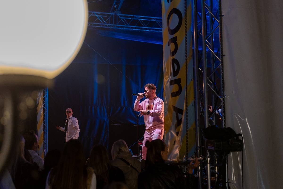 7krát3 rozjařil fanoušky na Občanské plovárně, doprovodil ho Orion