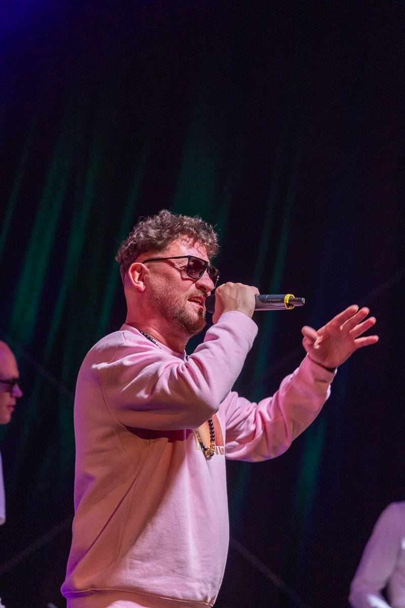 7krát3 rozjařil fanoušky na Občanské plovárně, doprovodil ho Orion