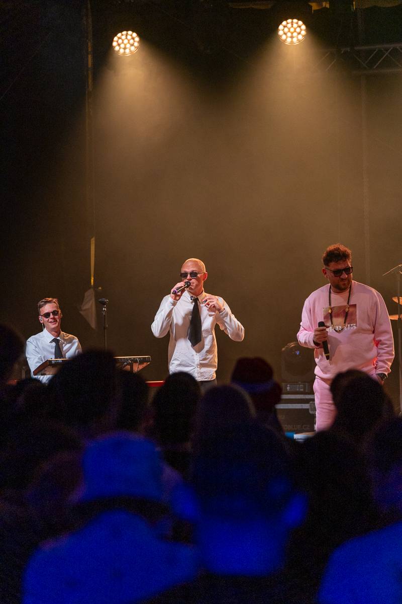 7krát3 rozjařil fanoušky na Občanské plovárně, doprovodil ho Orion