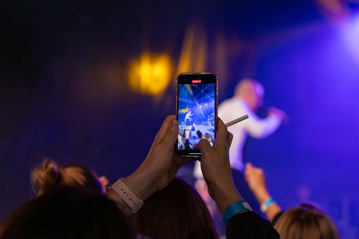 7krát3 rozjařil fanoušky na Občanské plovárně, doprovodil ho Orion