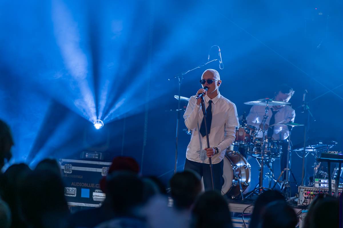 7krát3 rozjařil fanoušky na Občanské plovárně, doprovodil ho Orion