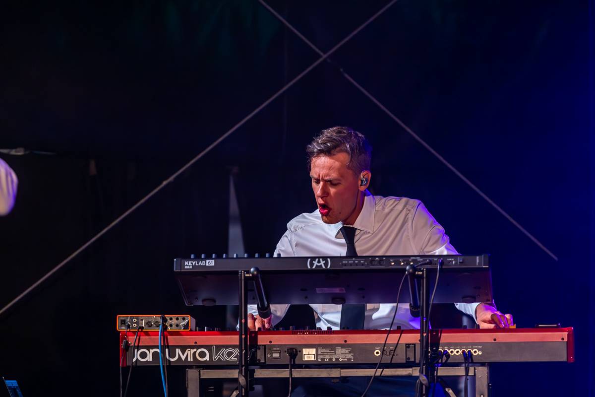 7krát3 rozjařil fanoušky na Občanské plovárně, doprovodil ho Orion