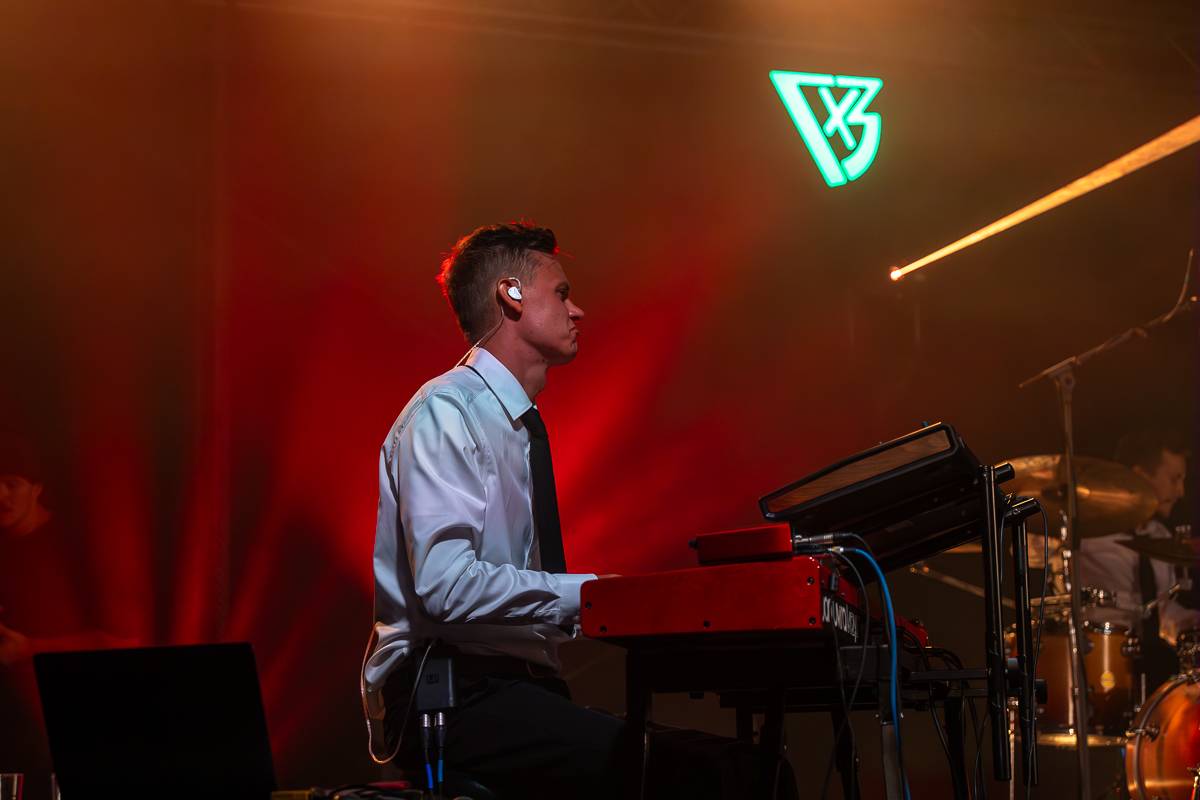 7krát3 rozjařil fanoušky na Občanské plovárně, doprovodil ho Orion