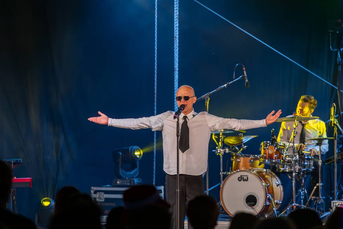 7krát3 rozjařil fanoušky na Občanské plovárně, doprovodil ho Orion