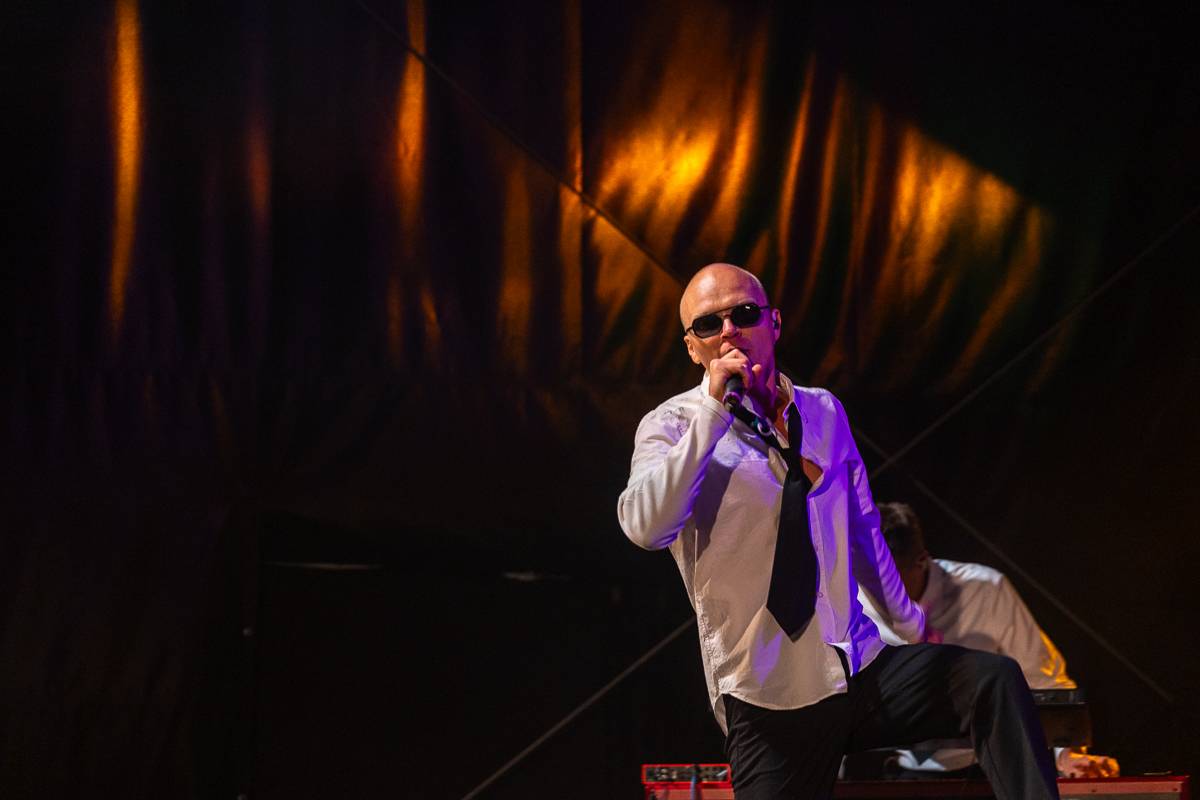 7krát3 rozjařil fanoušky na Občanské plovárně, doprovodil ho Orion