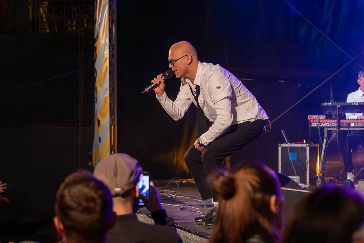 7krát3 rozjařil fanoušky na Občanské plovárně, doprovodil ho Orion