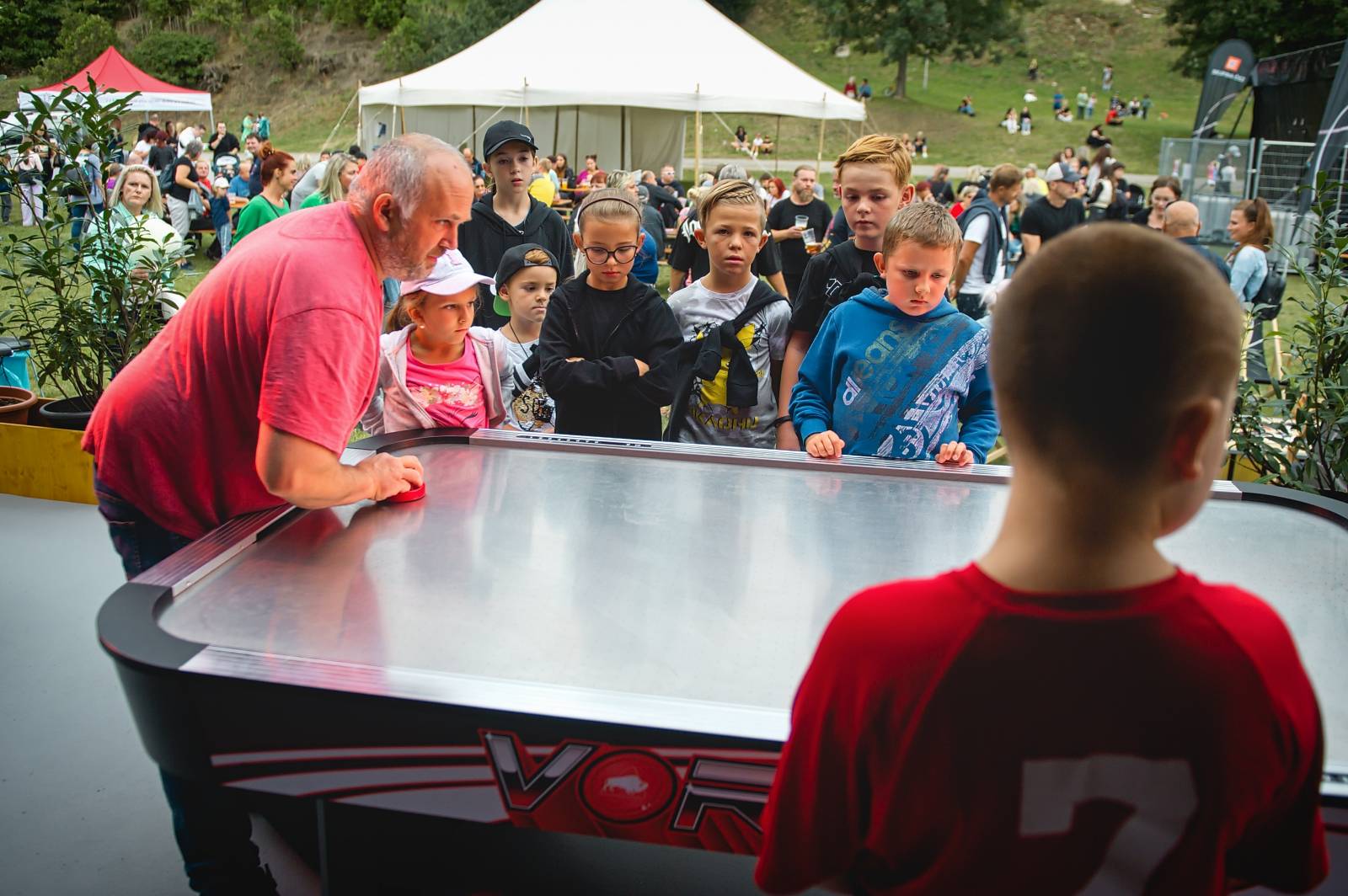 Ewa Farna a Sebastian hráli pro kulturu, třebíčské publikum neodradil ani déšť