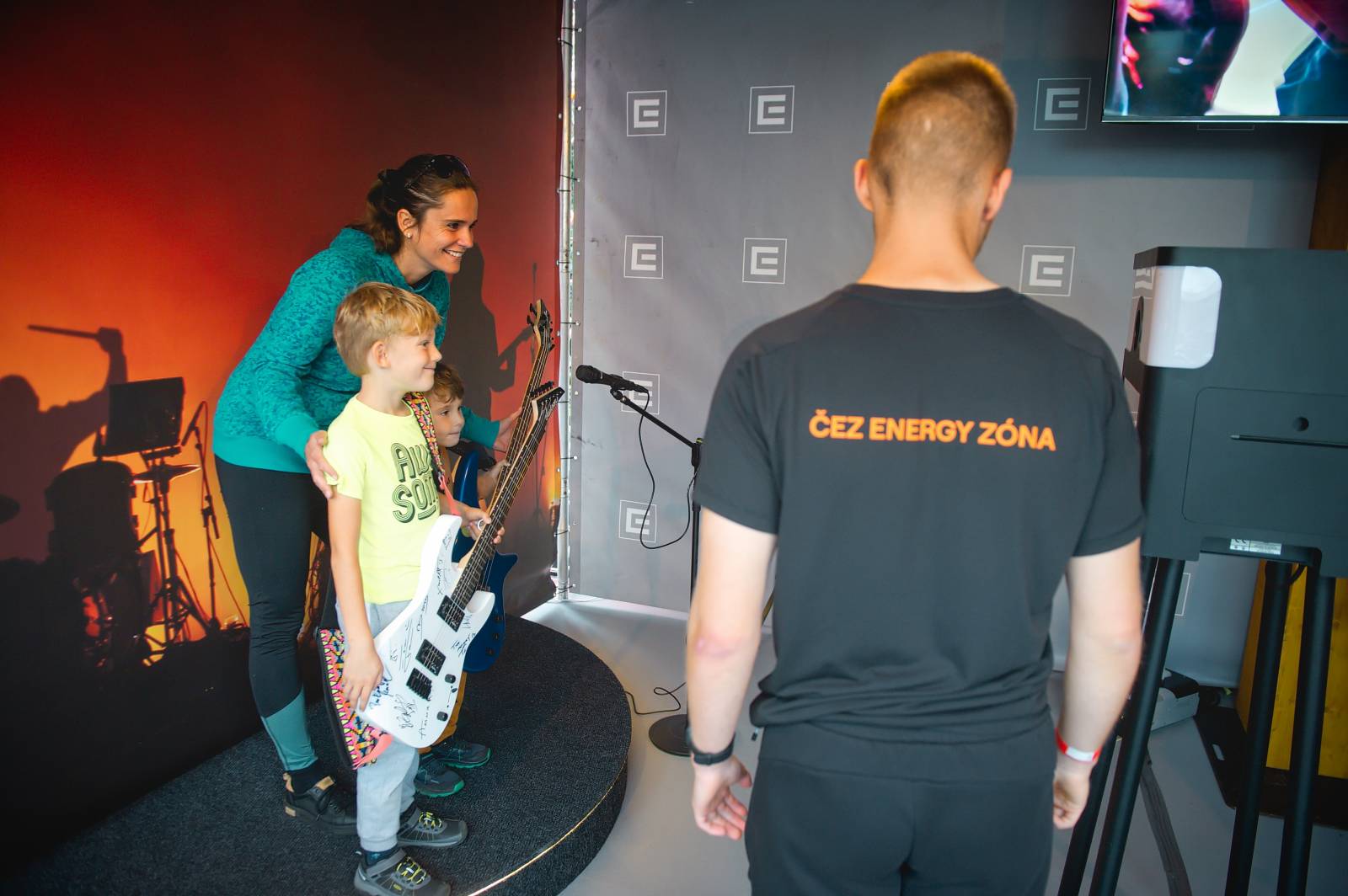 Ewa Farna a Sebastian hráli pro kulturu, třebíčské publikum neodradil ani déšť