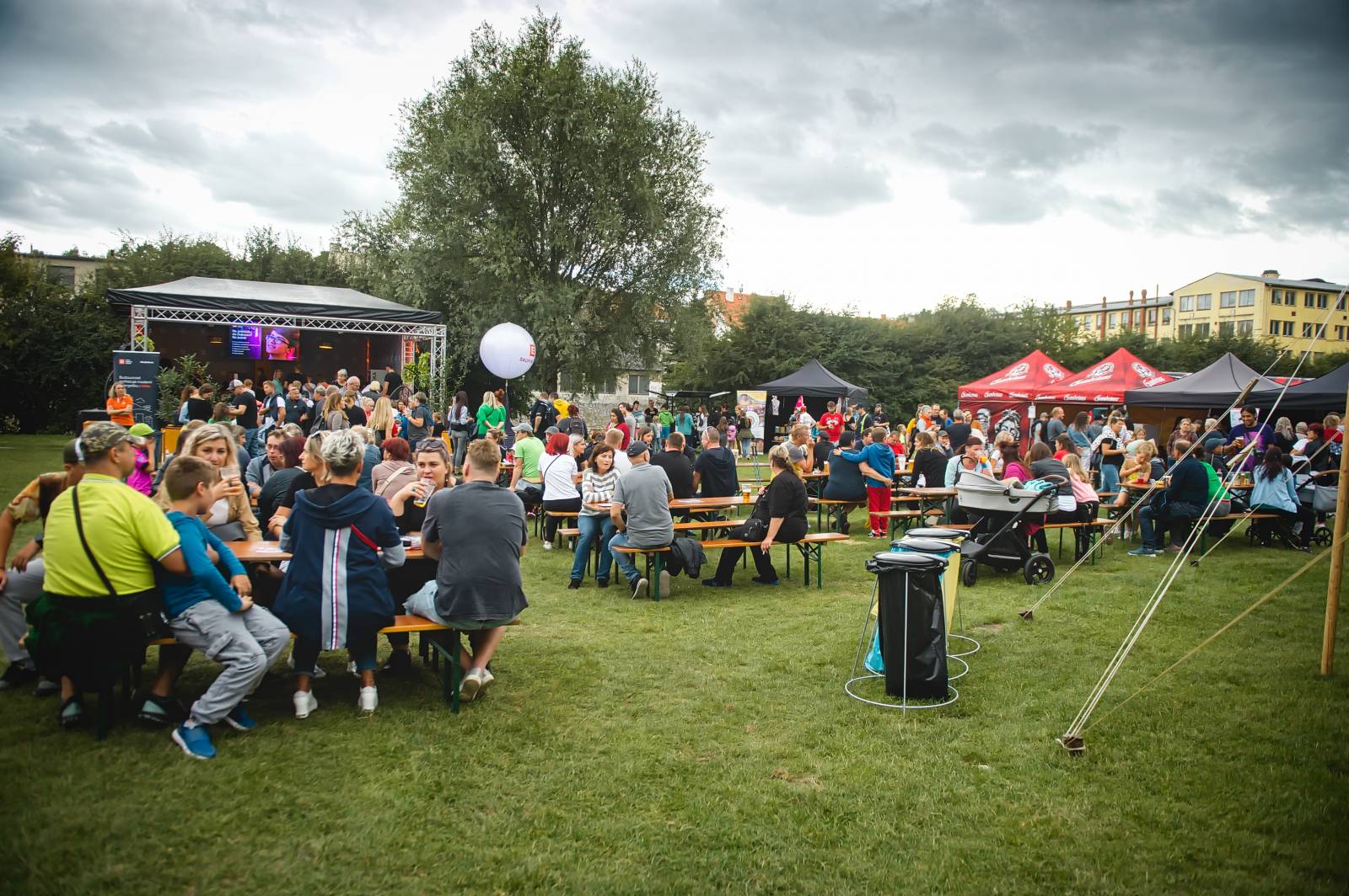 Ewa Farna a Sebastian hráli pro kulturu, třebíčské publikum neodradil ani déšť