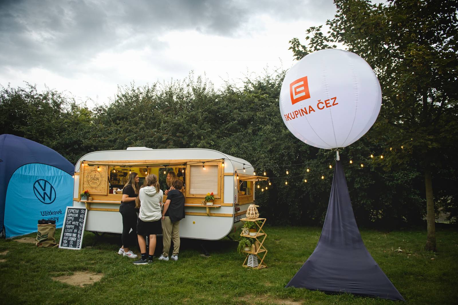 Ewa Farna a Sebastian hráli pro kulturu, třebíčské publikum neodradil ani déšť