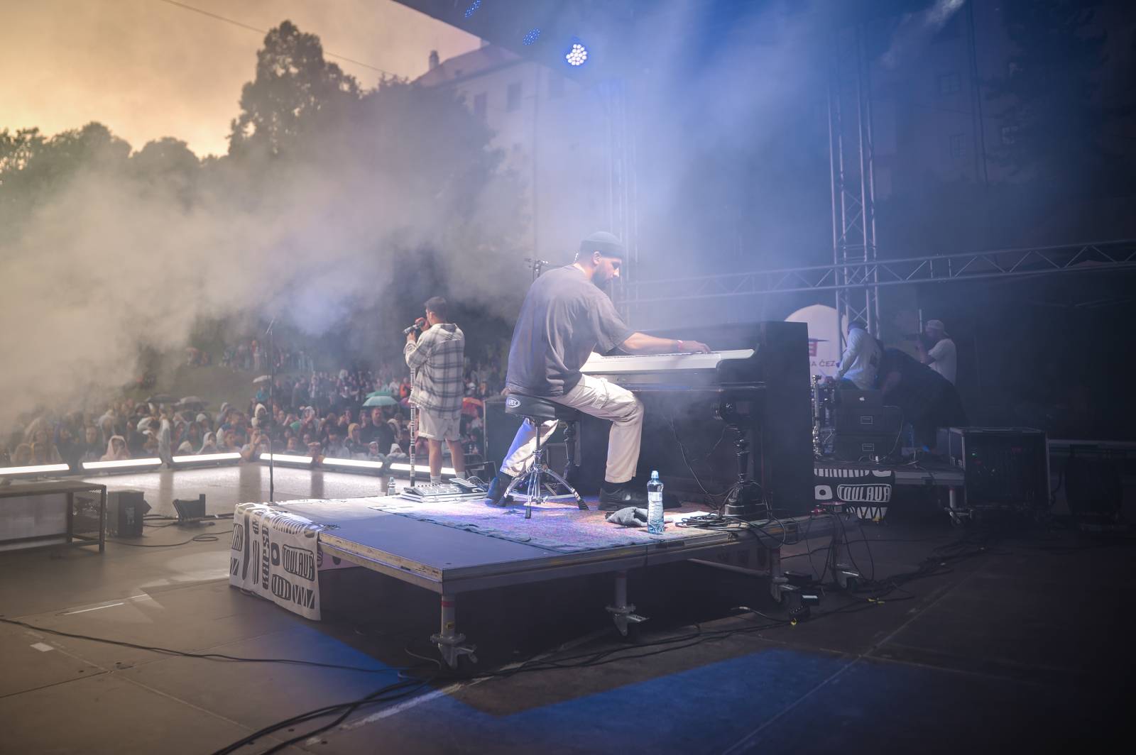 Ewa Farna a Sebastian hráli pro kulturu, třebíčské publikum neodradil ani déšť