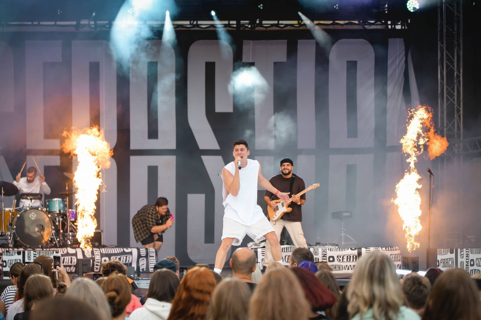 Ewa Farna a Sebastian hráli pro kulturu, třebíčské publikum neodradil ani déšť