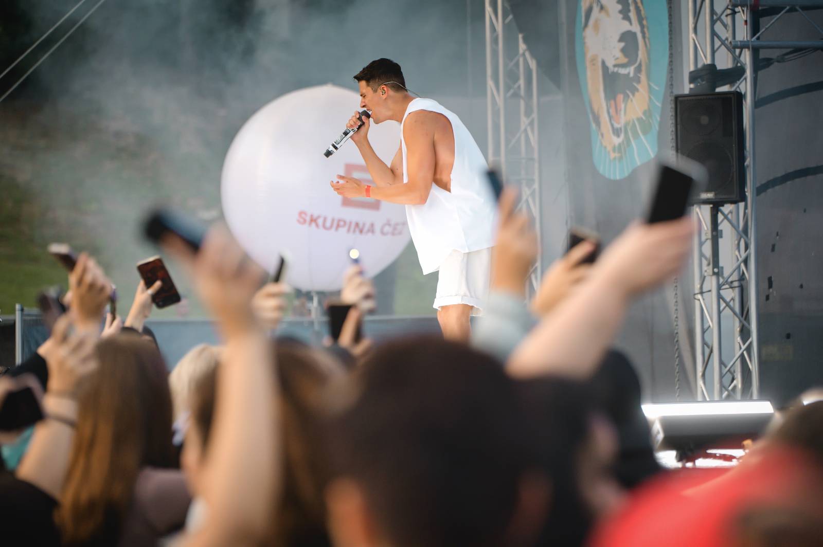 Ewa Farna a Sebastian hráli pro kulturu, třebíčské publikum neodradil ani déšť