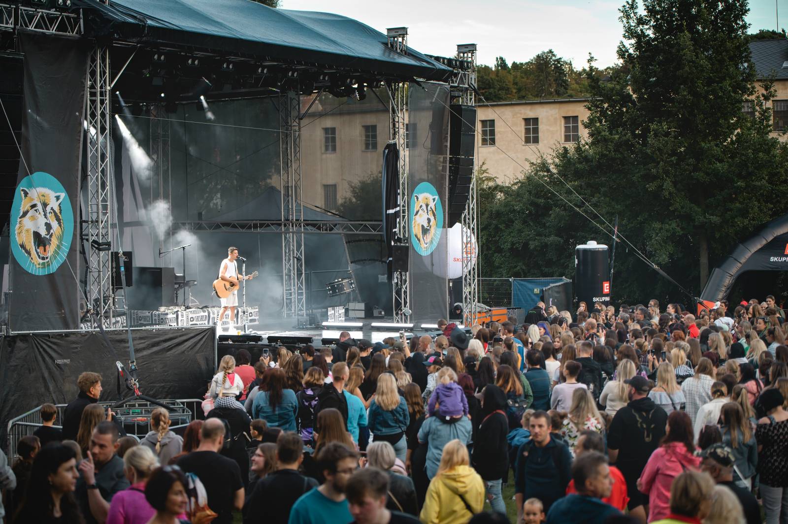 Ewa Farna a Sebastian hráli pro kulturu, třebíčské publikum neodradil ani déšť