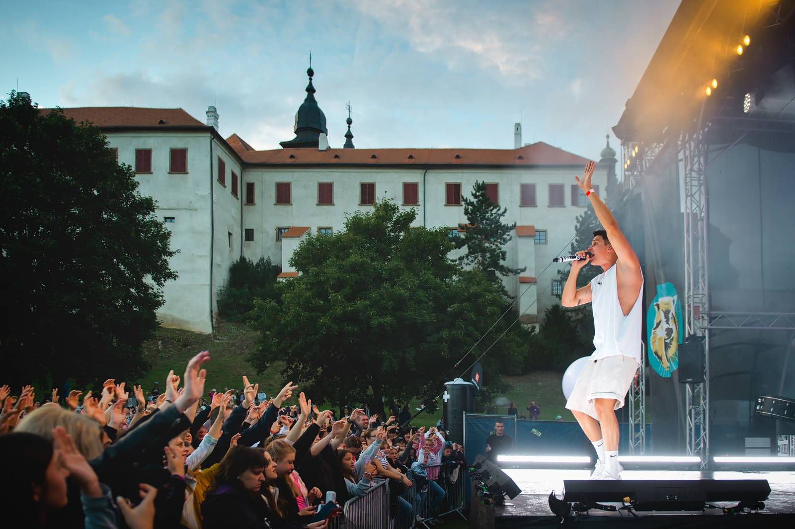 Ewa Farna a Sebastian hráli pro kulturu, třebíčské publikum neodradil ani déšť