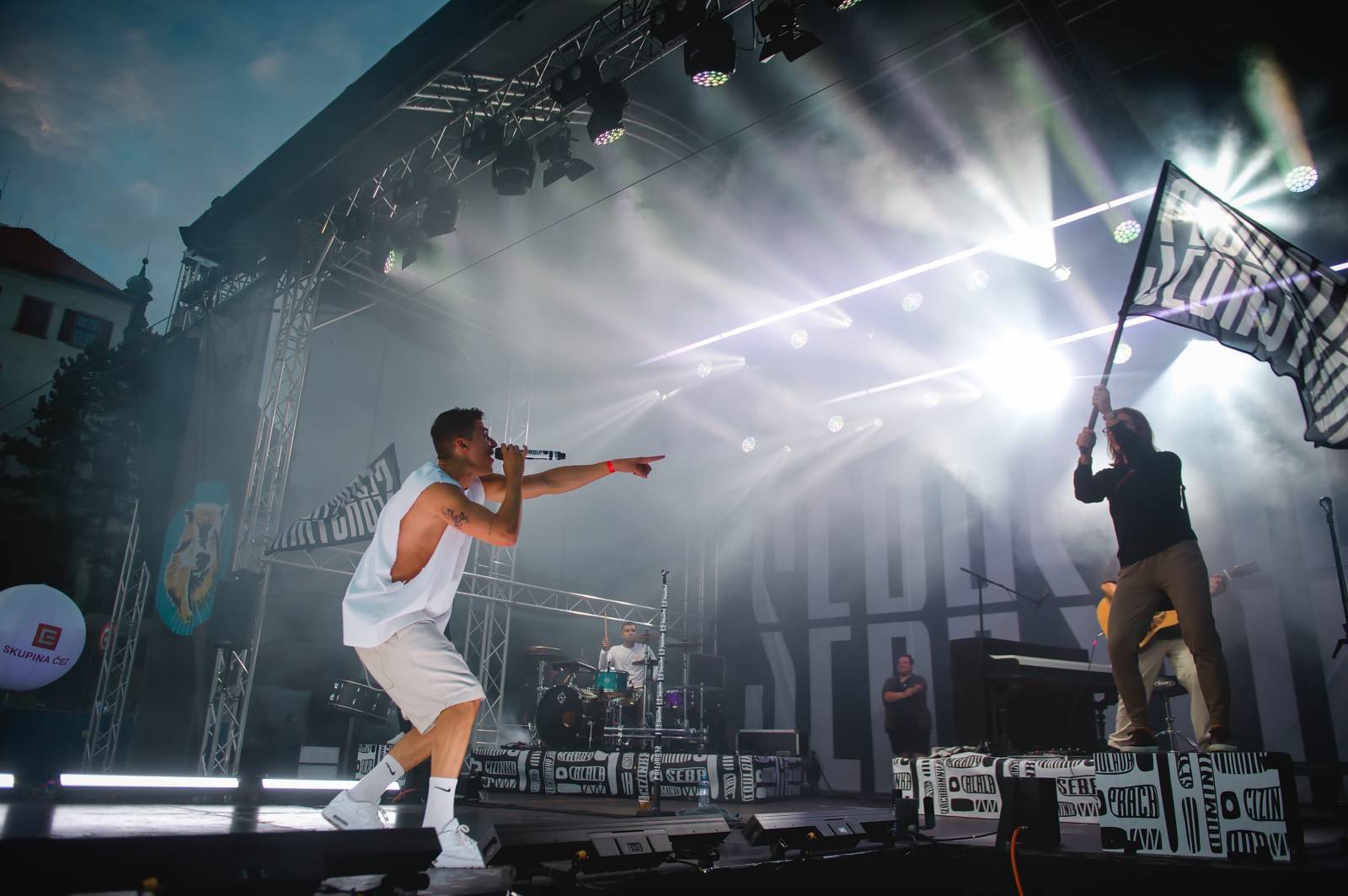 Ewa Farna a Sebastian hráli pro kulturu, třebíčské publikum neodradil ani déšť