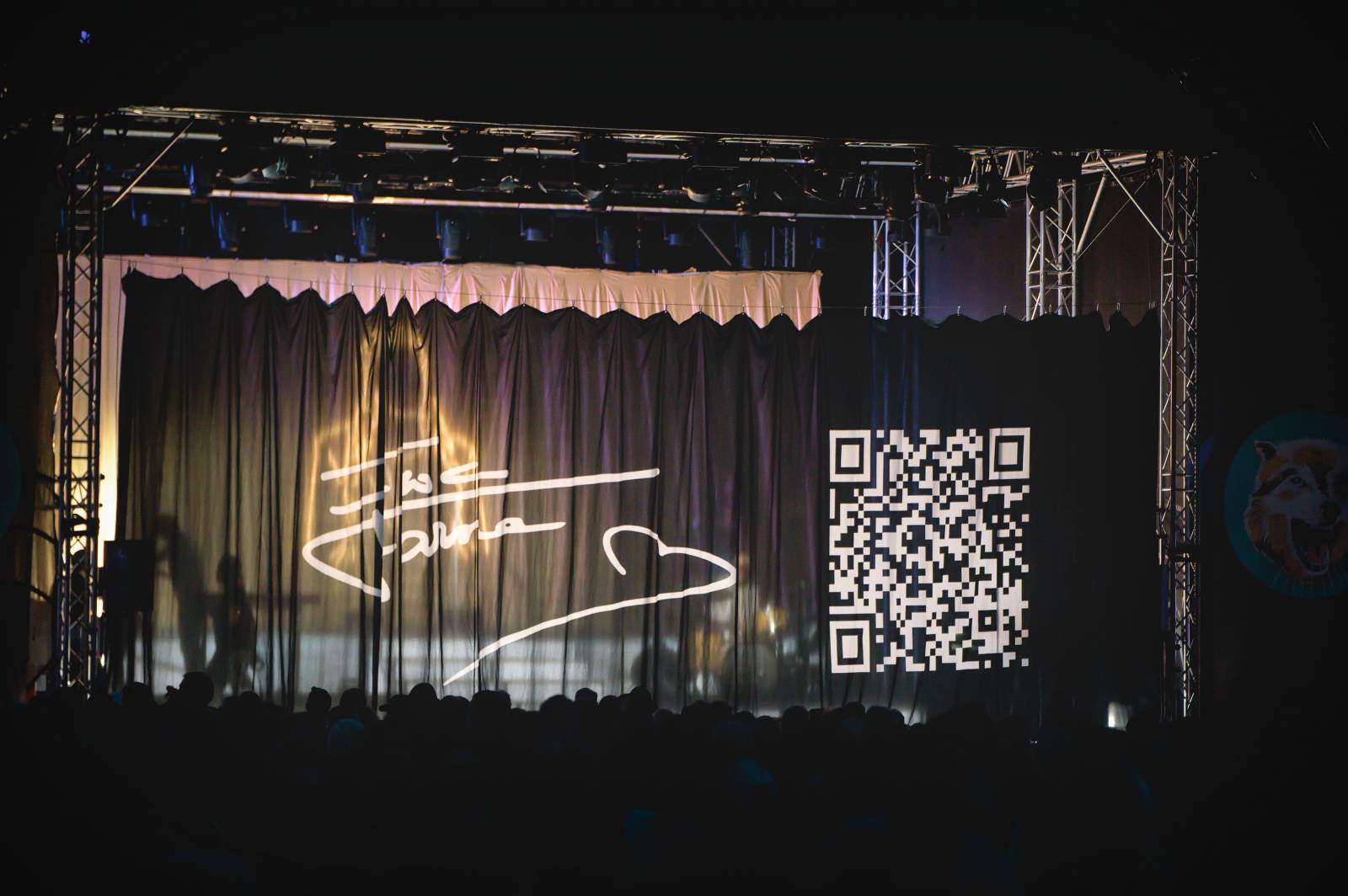 Ewa Farna a Sebastian hráli pro kulturu, třebíčské publikum neodradil ani déšť