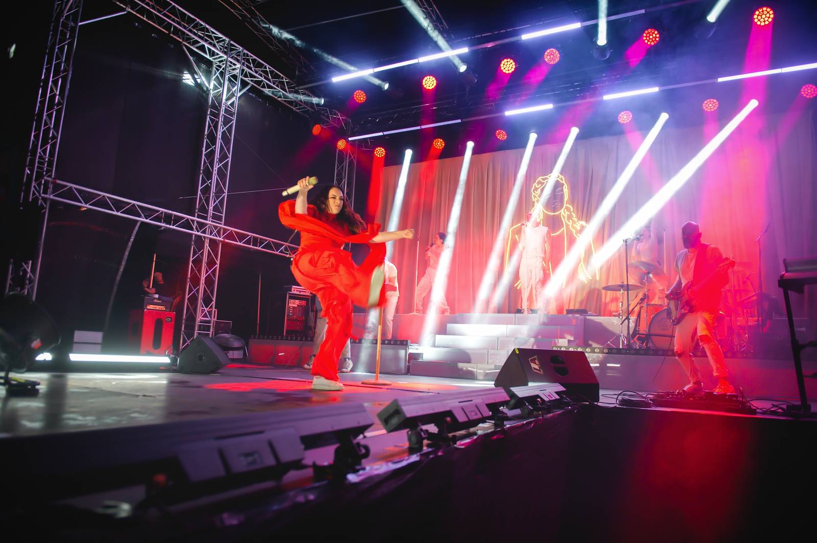 Ewa Farna a Sebastian hráli pro kulturu, třebíčské publikum neodradil ani déšť