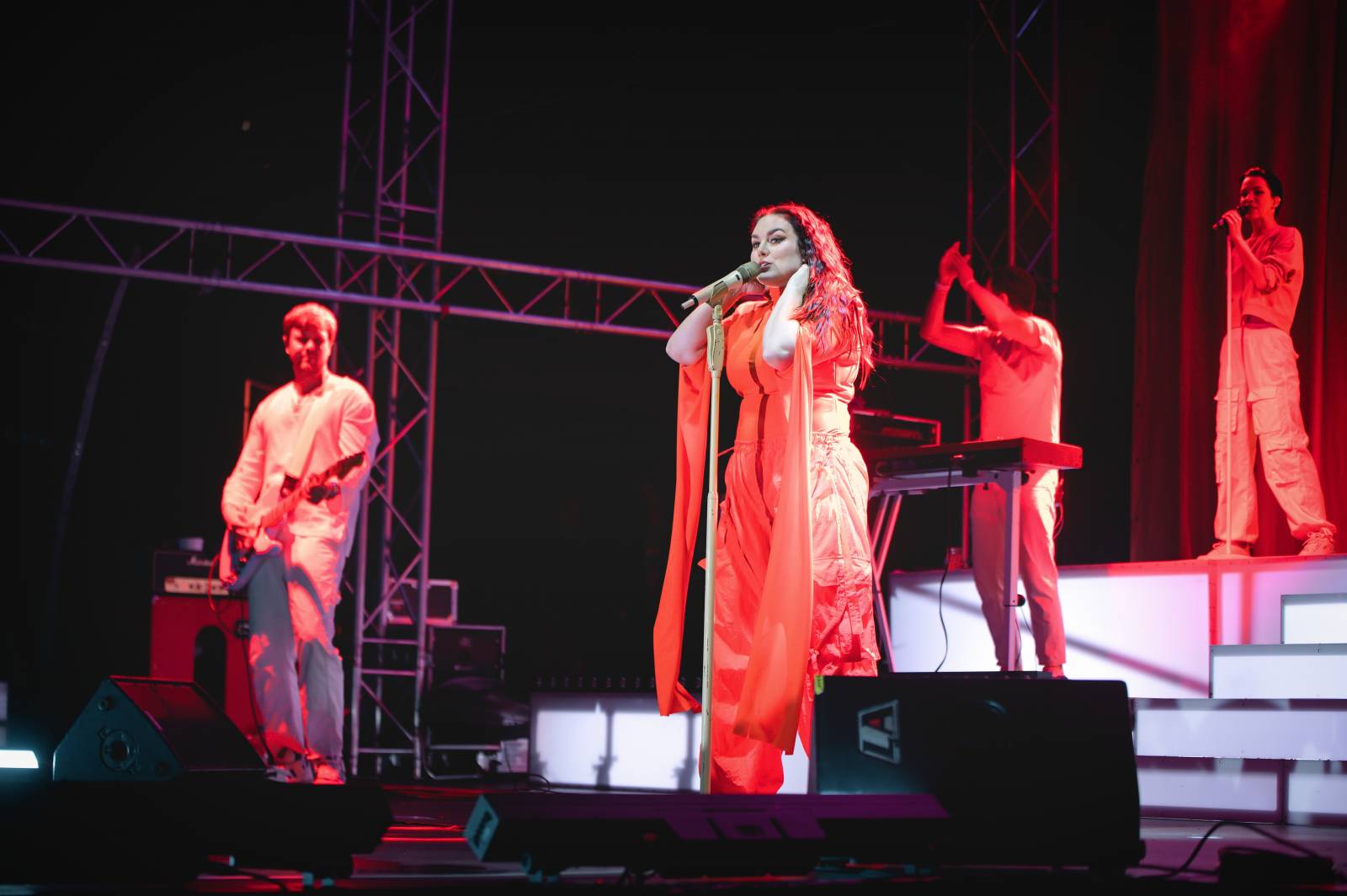 Ewa Farna a Sebastian hráli pro kulturu, třebíčské publikum neodradil ani déšť