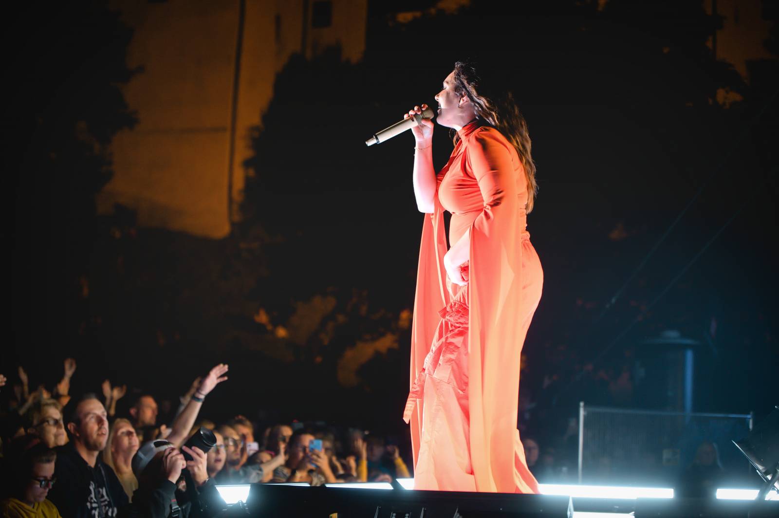 Ewa Farna a Sebastian hráli pro kulturu, třebíčské publikum neodradil ani déšť