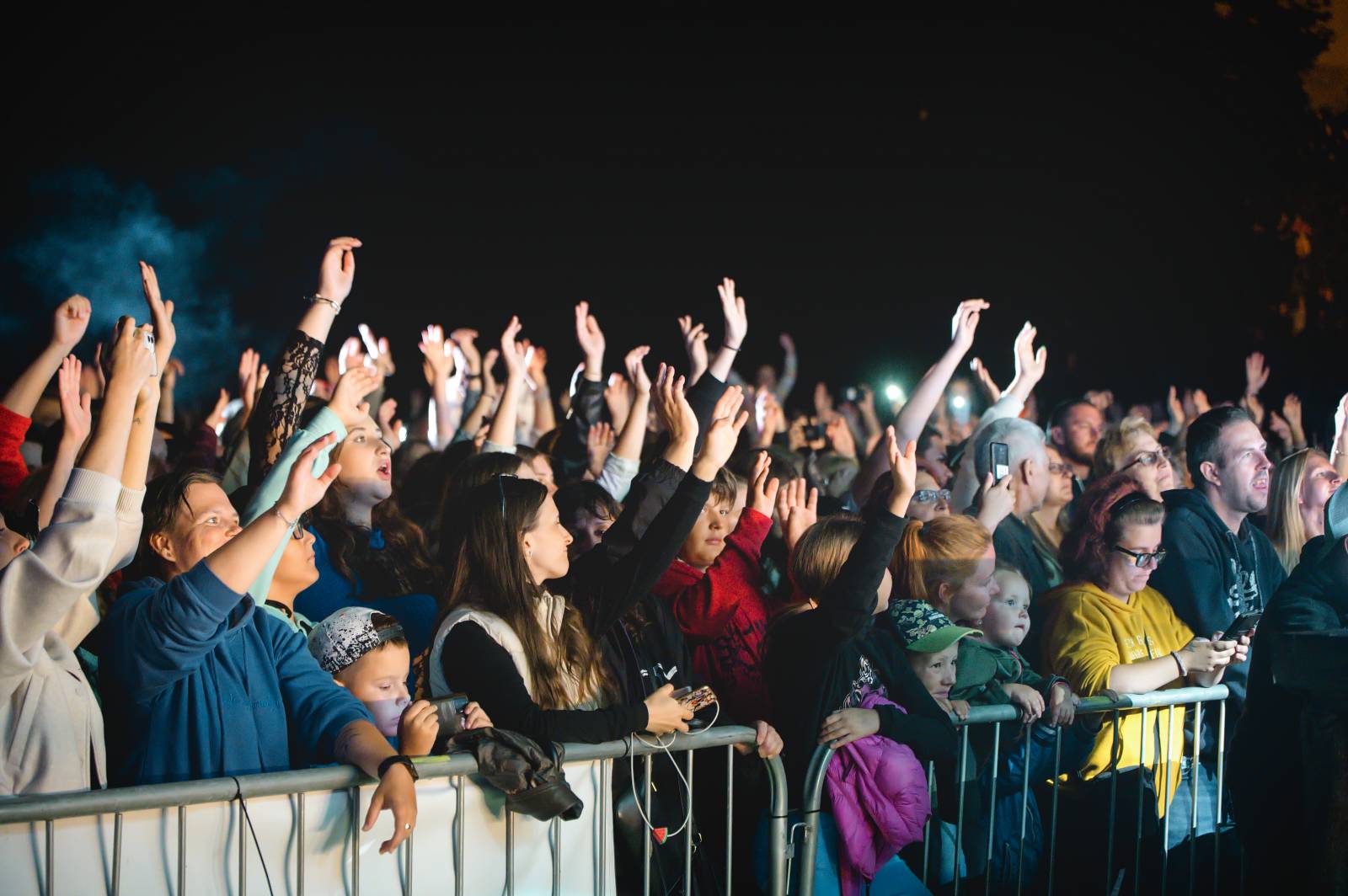 Ewa Farna a Sebastian hráli pro kulturu, třebíčské publikum neodradil ani déšť