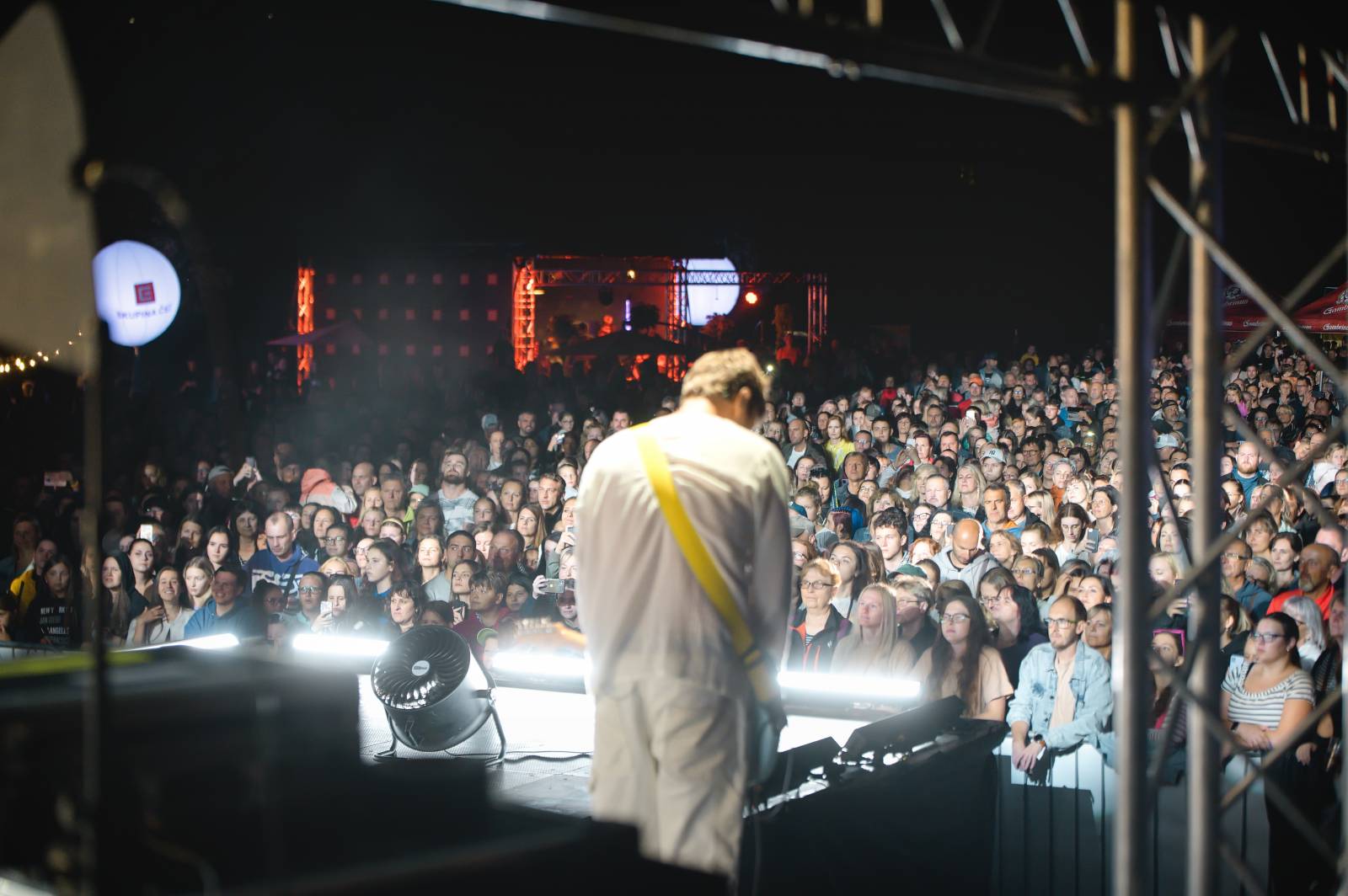 Ewa Farna a Sebastian hráli pro kulturu, třebíčské publikum neodradil ani déšť