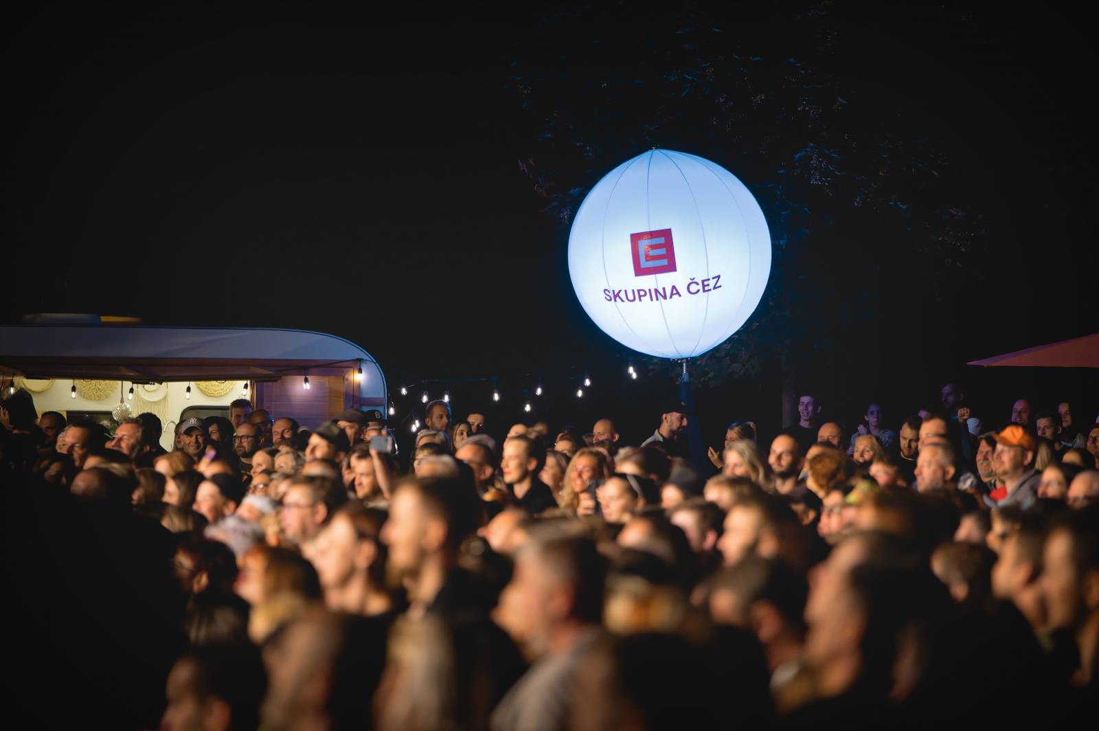 Ewa Farna a Sebastian hráli pro kulturu, třebíčské publikum neodradil ani déšť