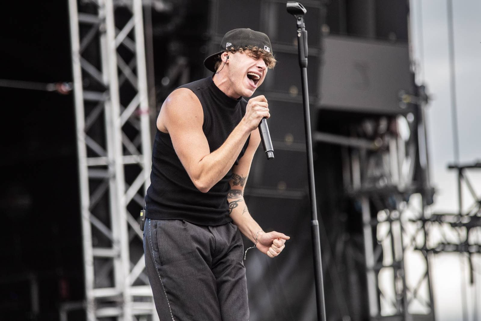 První den na Bezdězu se neobešel bez deště. Hrady CZ přivezli Kryštof, Majka Spirita i divokou Gaiu Mesiah