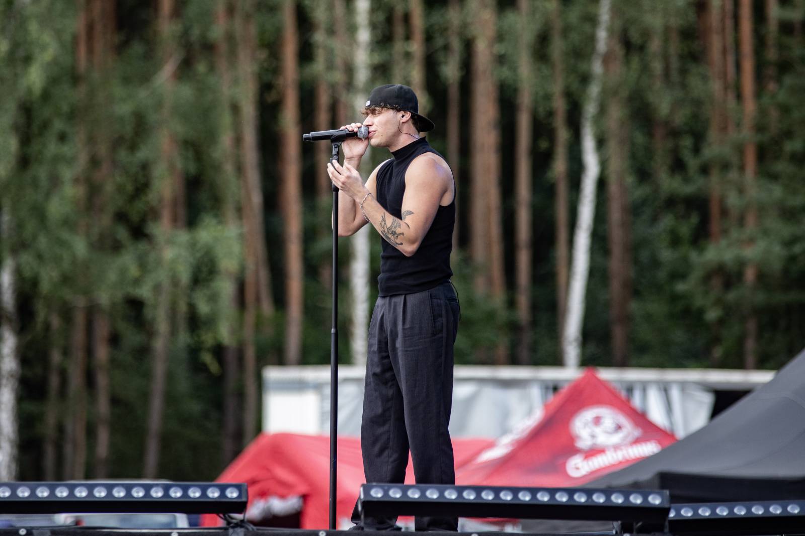 První den na Bezdězu se neobešel bez deště. Hrady CZ přivezli Kryštof, Majka Spirita i divokou Gaiu Mesiah