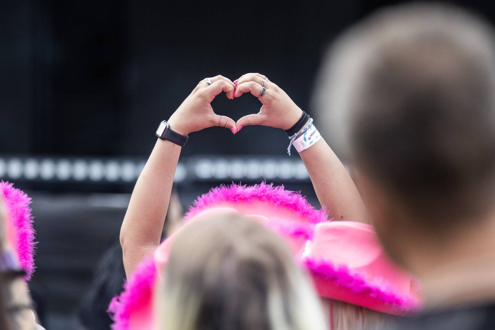 První den na Bezdězu se neobešel bez deště. Hrady CZ přivezli Kryštof, Majka Spirita i divokou Gaiu Mesiah