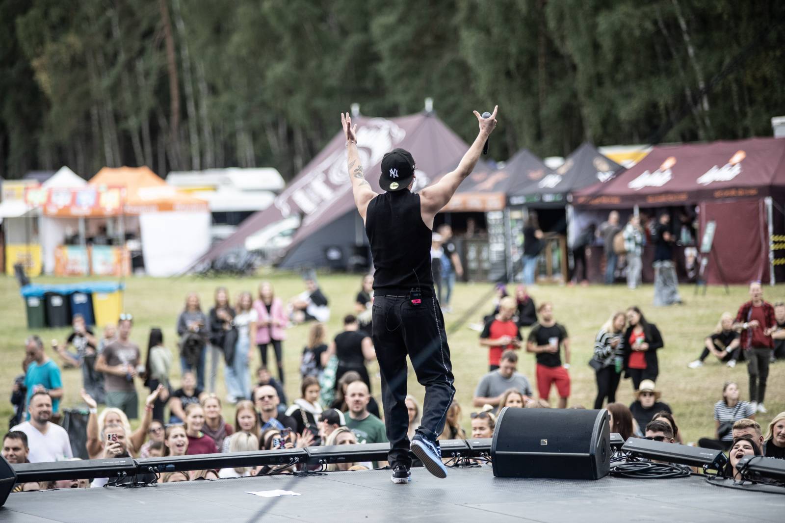 První den na Bezdězu se neobešel bez deště. Hrady CZ přivezli Kryštof, Majka Spirita i divokou Gaiu Mesiah