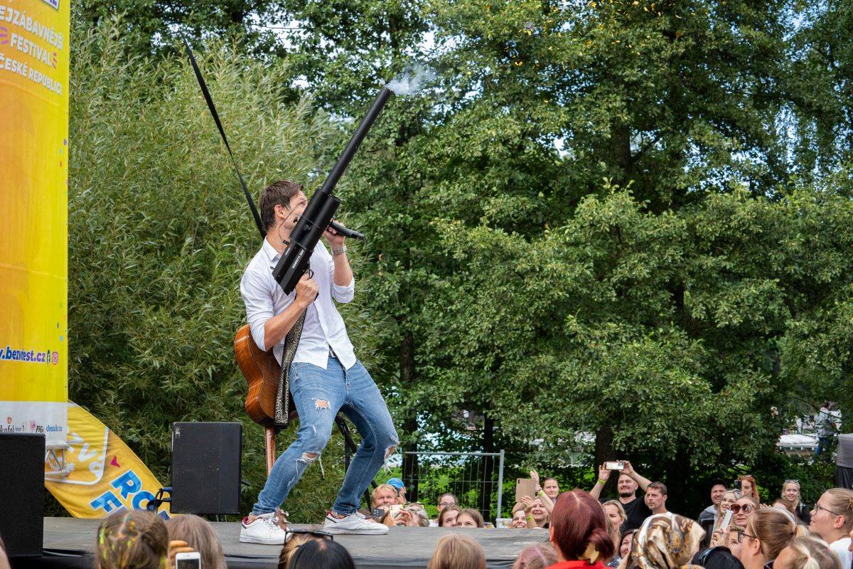 Na Bena Cristovao létali v Ostravě na Bezva Festu plyšáci, Sebastian rozplakal fanynky