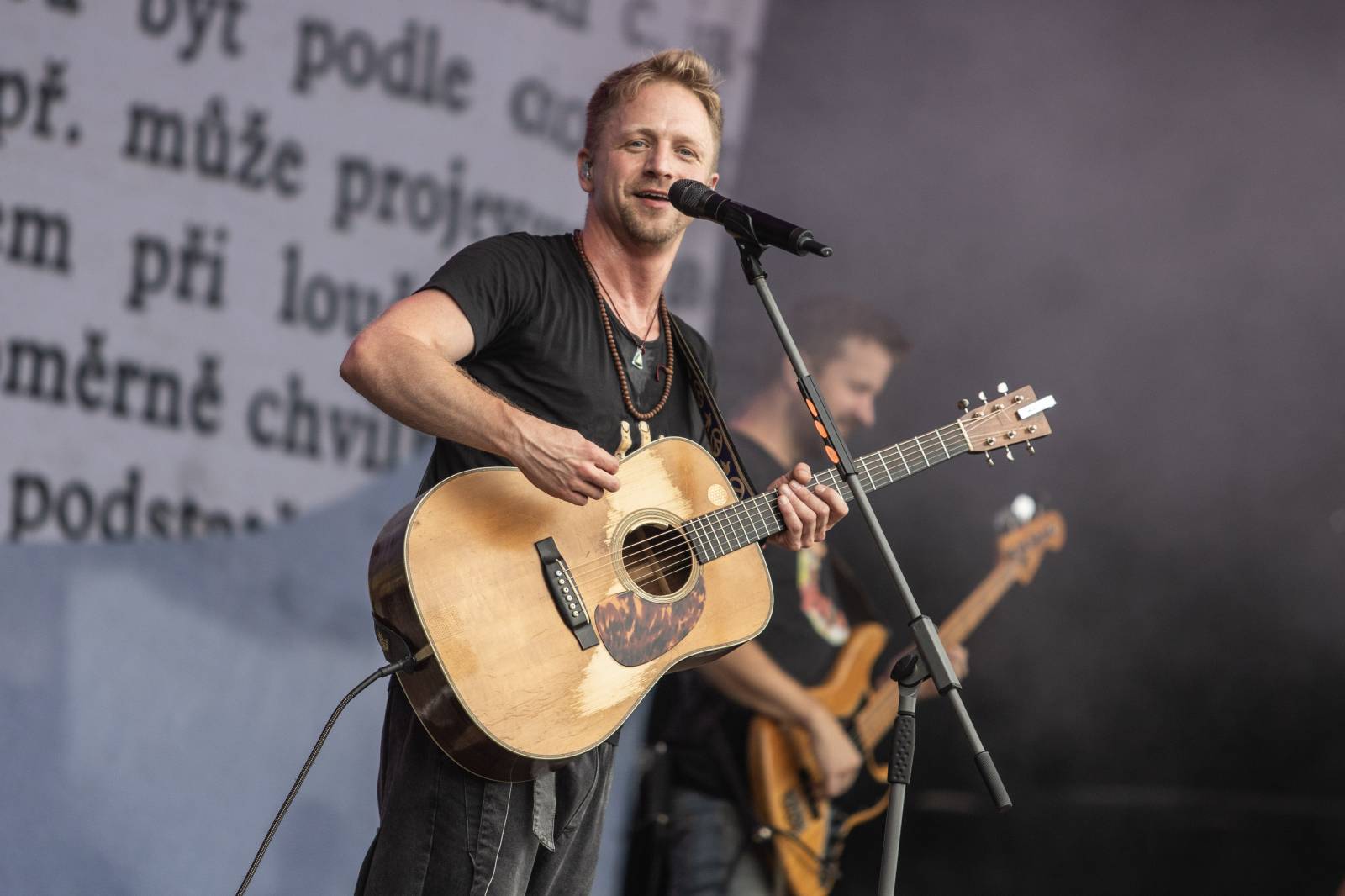 Druhý den na Bezdězu byl plný pozitivní energie a emocí. Nechyběli Cocotte Minute, Tomáš Klus nebo Dymytry